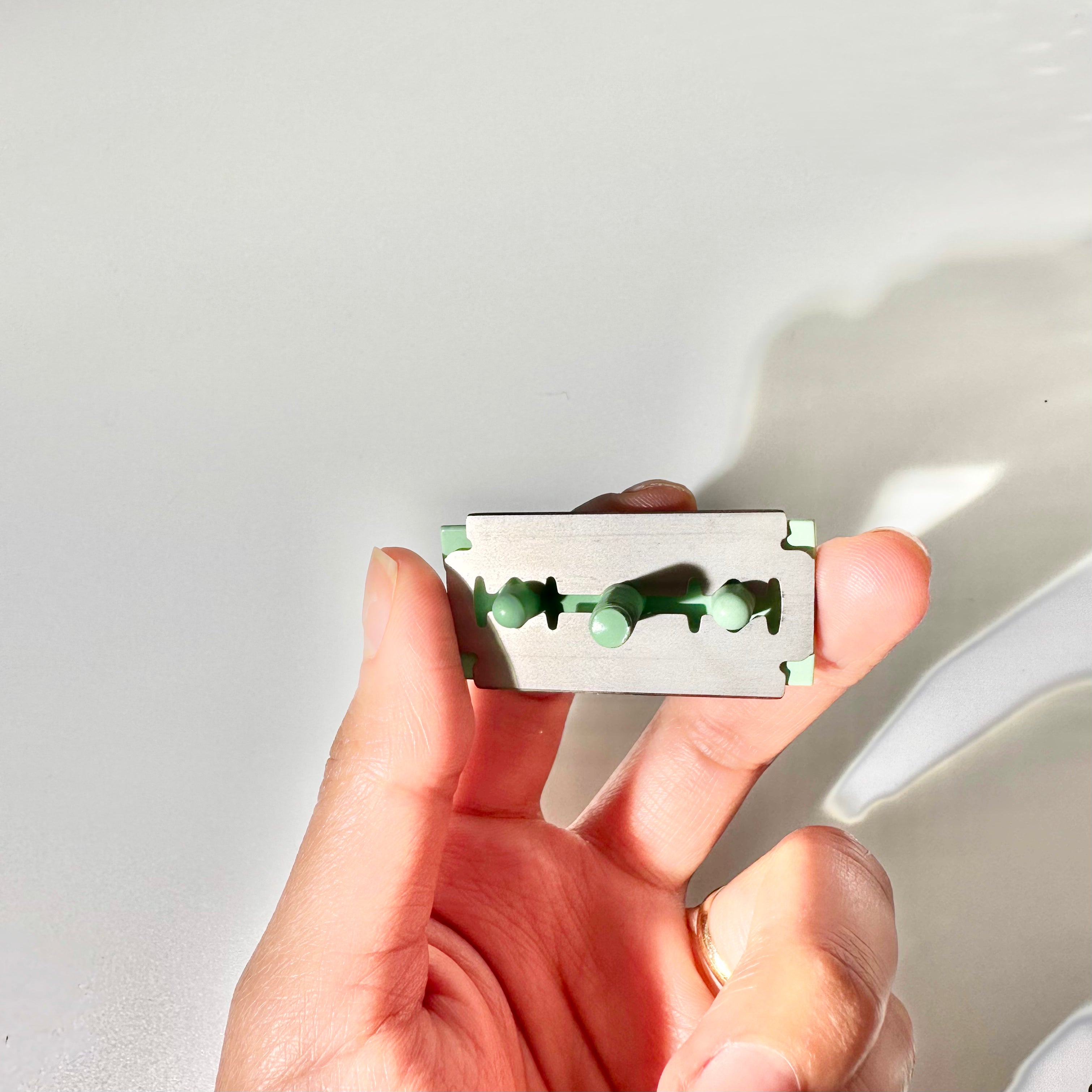 Double-edge-safety-razor-blades-on-razor